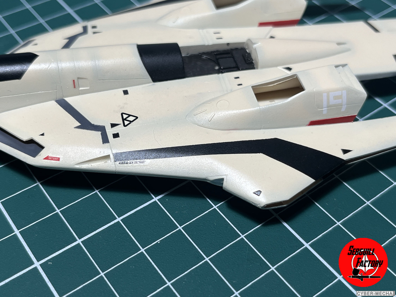 [Hasegawa] 1/72 - YF-19 (Macross Plus) 1723747217