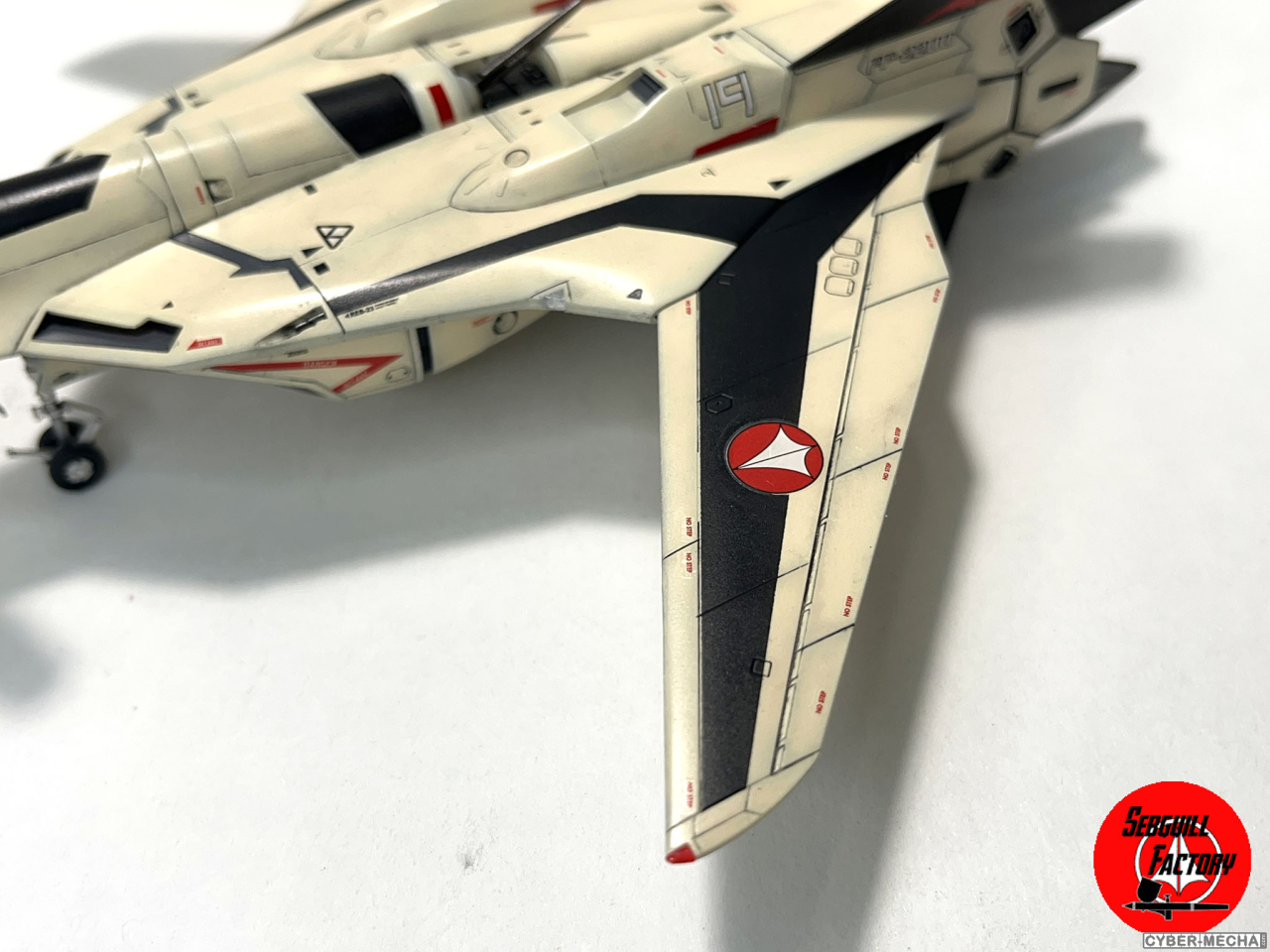 [Hasegawa] 1/72 - YF-19 (Macross Plus) 1726260339