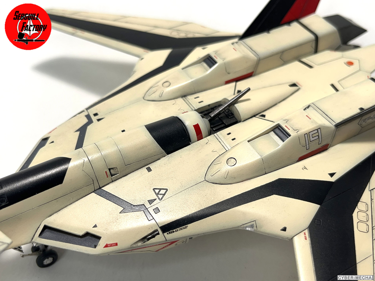 [Hasegawa] 1/72 - YF-19 (Macross Plus) 1726260362