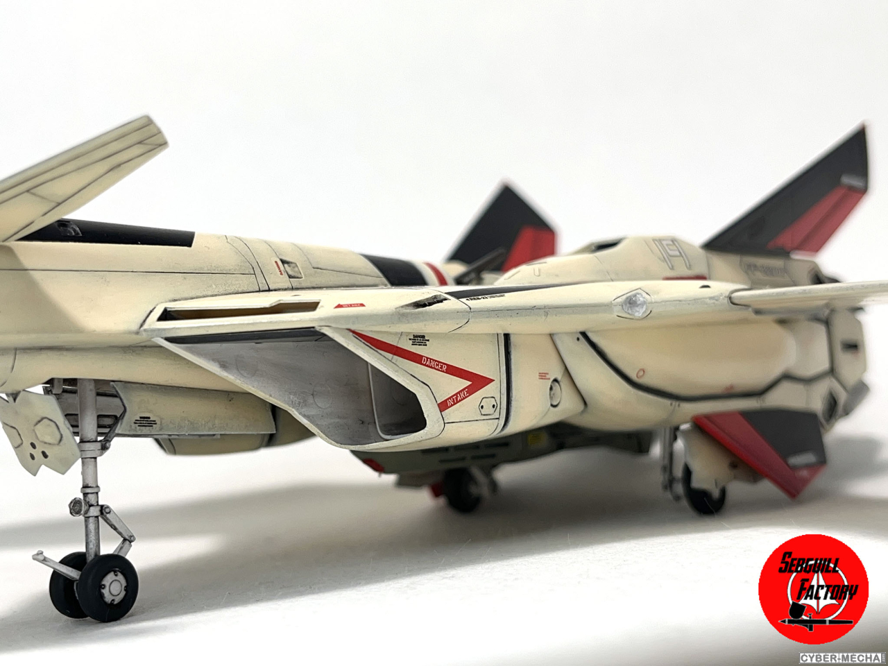 [Hasegawa] 1/72 - YF-19 (Macross Plus) 1726260365