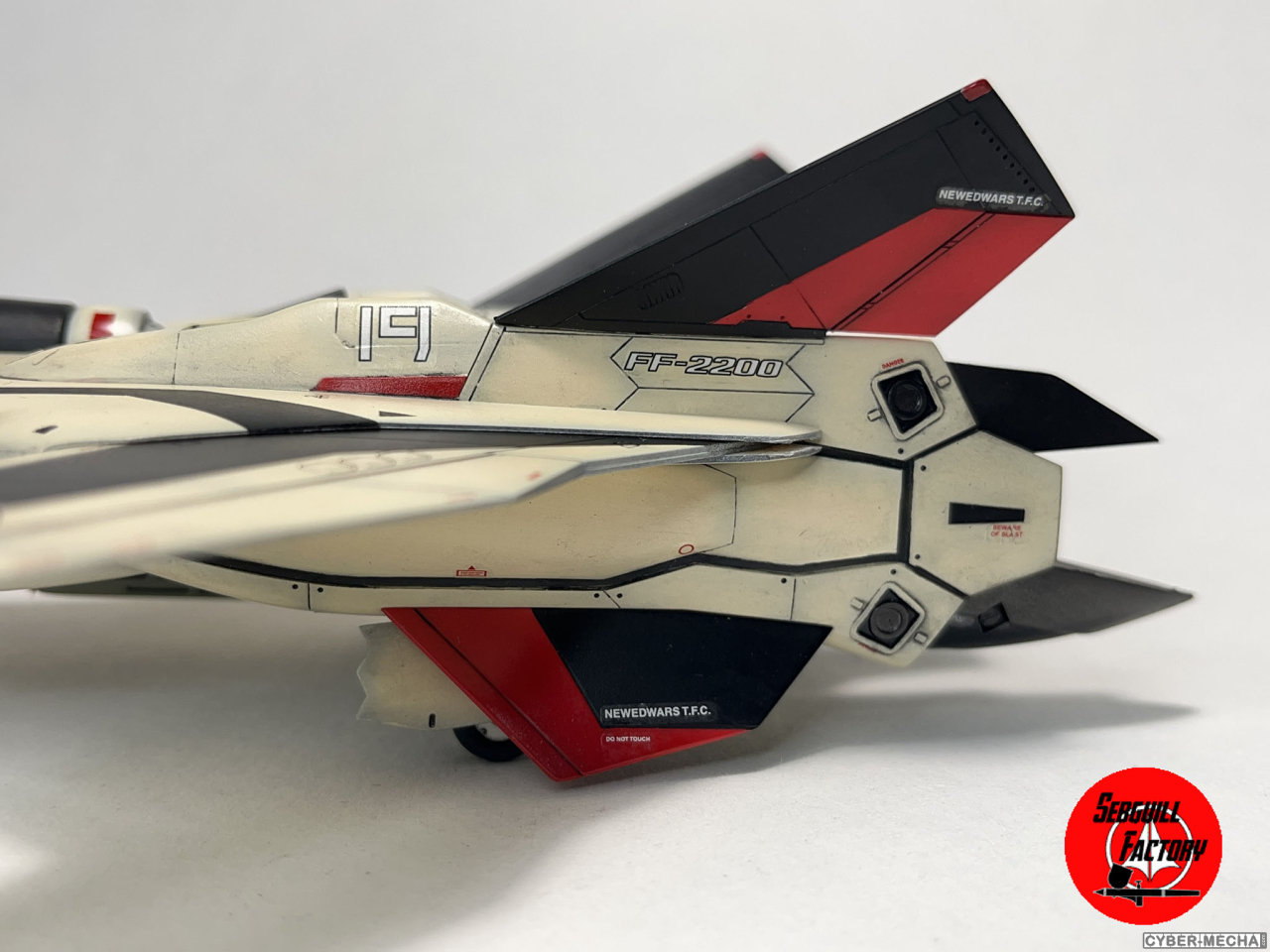 [Hasegawa] 1/72 - YF-19 (Macross Plus) 1726260392