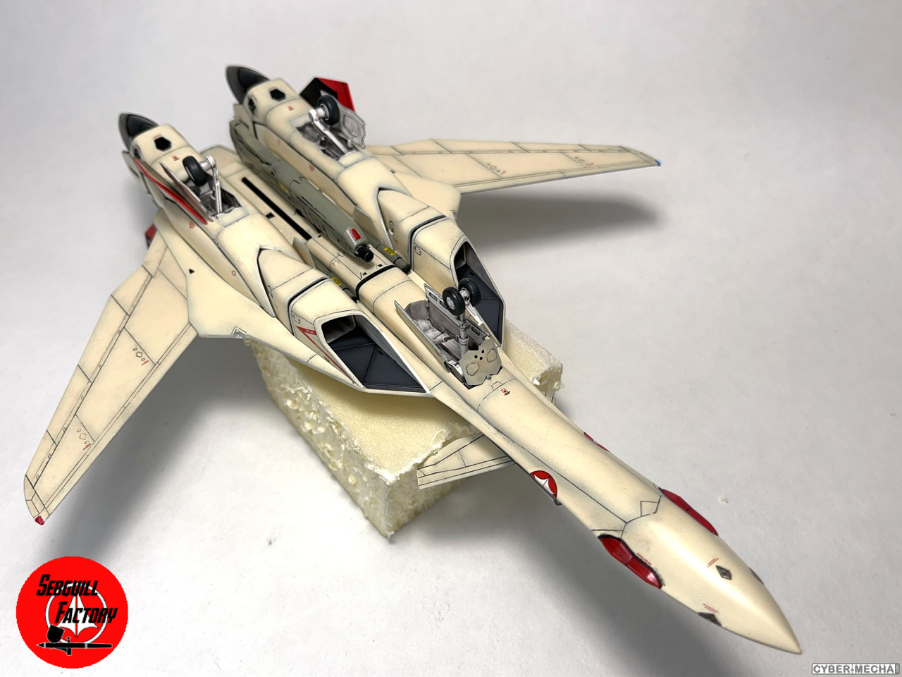 [Hasegawa] 1/72 - YF-19 (Macross Plus) 1726260536