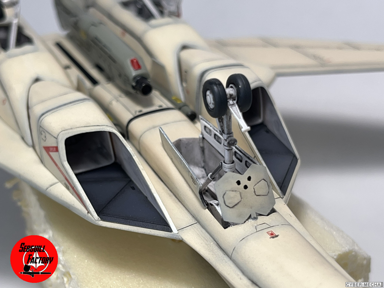 [Hasegawa] 1/72 - YF-19 (Macross Plus) 1726260539